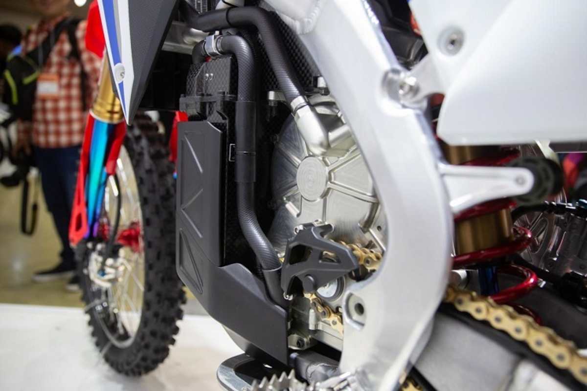 Elektromotor mit Flüssigkeitskührung, Ritzelwelle unterhalb des Motors