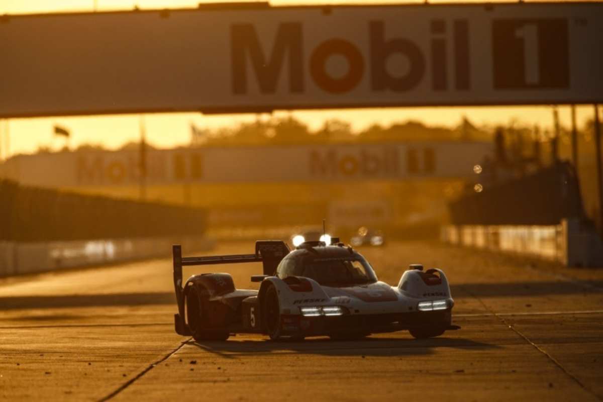Sonnenuntergang mit dem Porsche 963