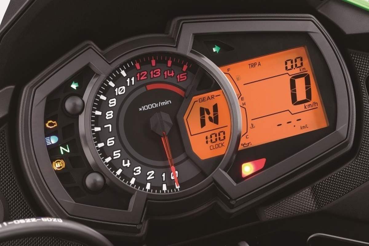 Aufwändig gestaltetes Instrumentenboard mit grosser Informationsfülle, u. a. eine Ganganzeige