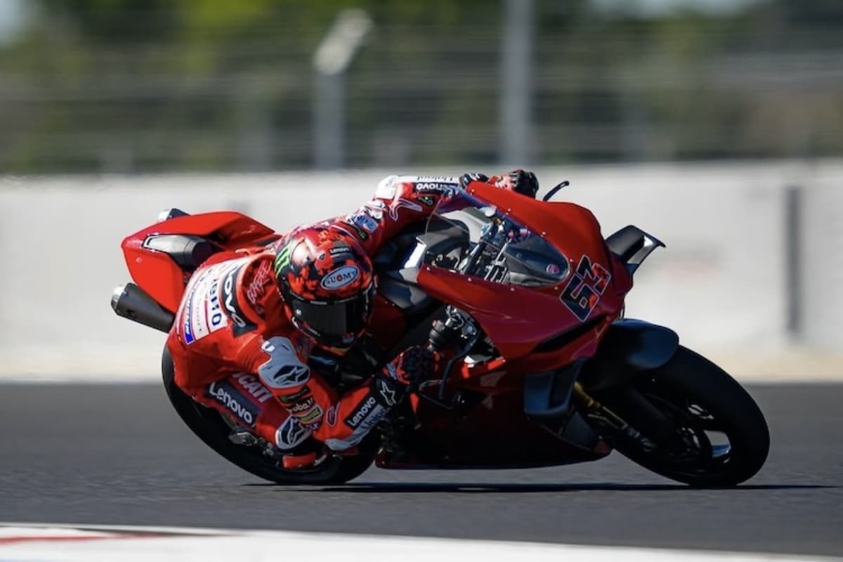 Pecco Bagnaia mit der Ducati Panigale V4S auf den Balaton Park Circuit