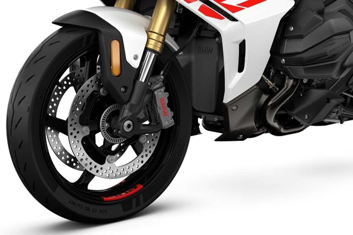 Für Spätbremser bietet BMW für die R1300RS eine Sportbremse mit titanfarbigen Bremszangen an