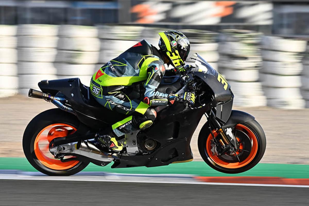 Joan Mir auf der Repsol-Honda beim Valencia-Test Er wird von Giacomo Guidotti betreut