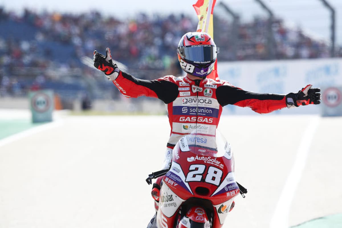 Izan Guevara gewinnt das Rennen