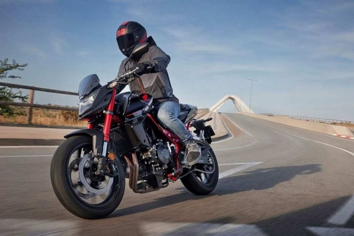 Honda gibt 190 kg Trockengewicht an - das verspricht einigermassen leichtfüssiges Handling der CB750 Hornet