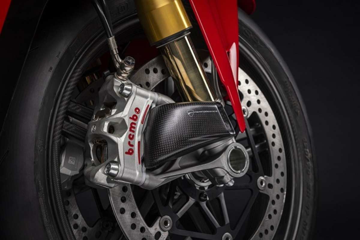 Karbon allenthalben, so auch die Lufthutzen zur Kühlung der vorderen Bremszangen