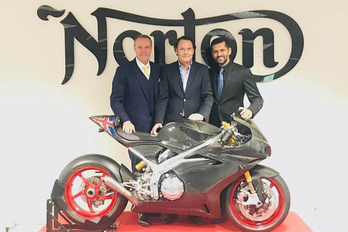 Norton-Besitzer Stuart Garner, Business Development Manager Andreas Leuthe, Ajinkya Firodia von Motoryoale 