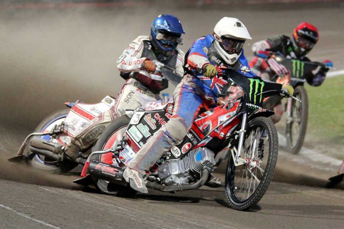 Ben Barker (vorne) kämpfte beherzt, es reichte aber nur zu drei Punkten