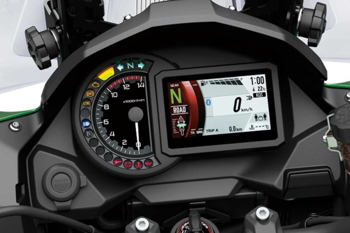 LCD-Dashboard an der Standardversion, die SE  glänzt mit einem TFT-Farbdisplay