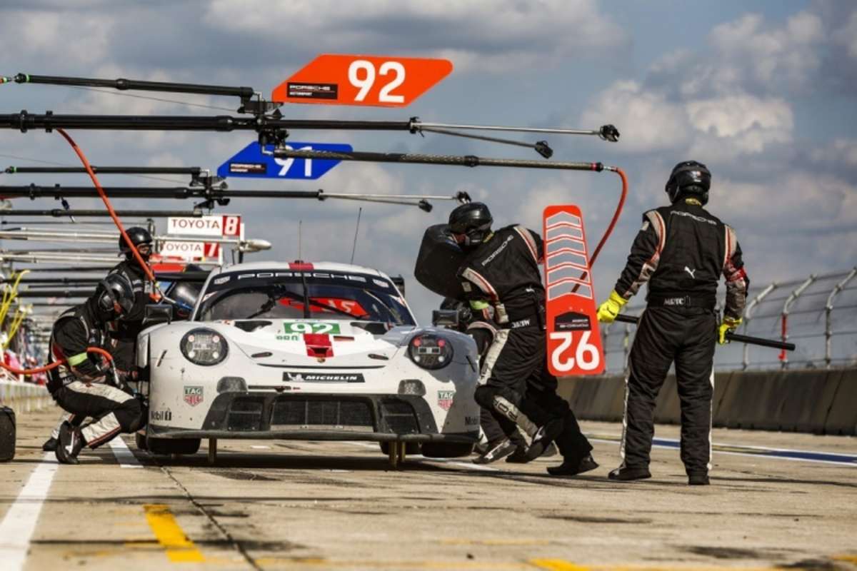 Boxenstopp beim Werks-Porsche 911 RSR