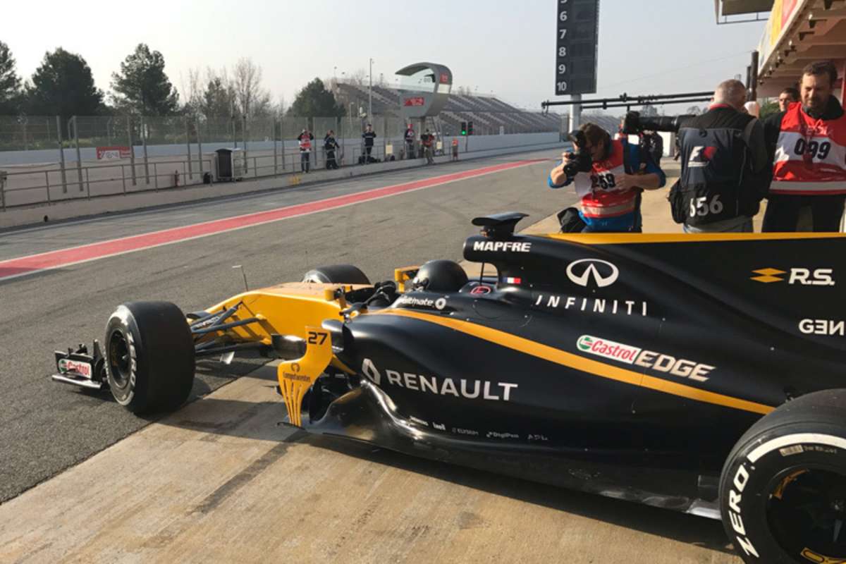 Nico Hülkenberg im Renault mit schwarzem Helm