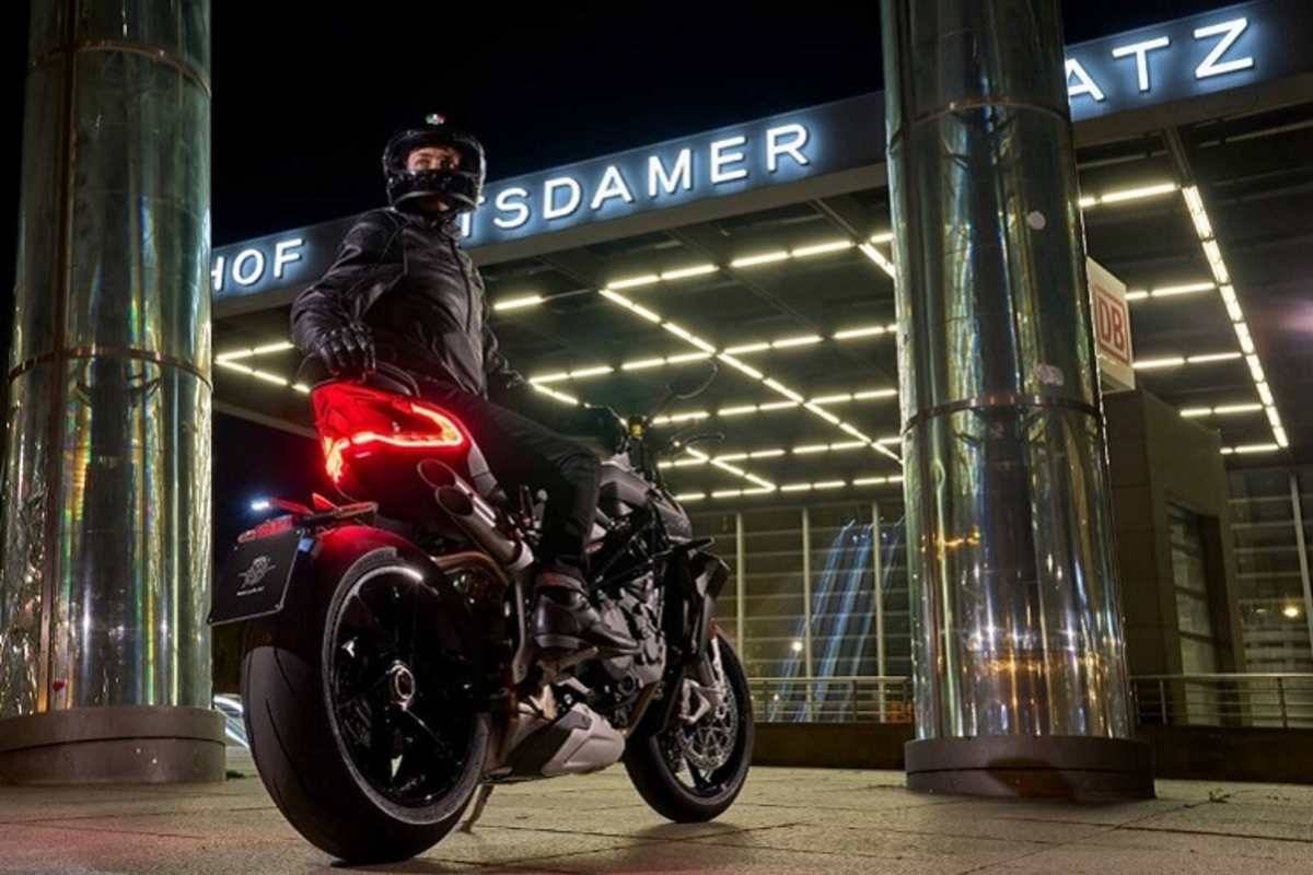 Auf der MV Agusta Brutale 1000 RS macht man überall eine gute Figur