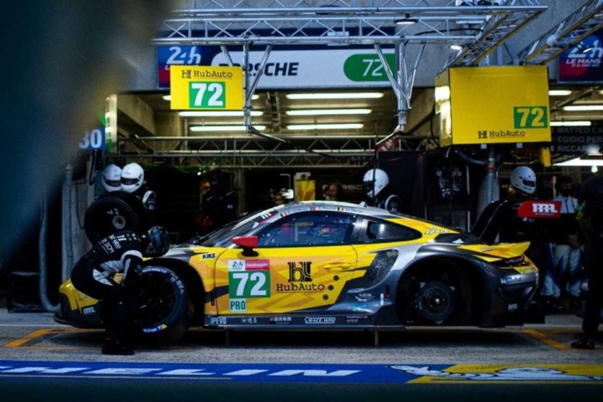 Porsche 911 RSR von Hub Auto Racing beim Service