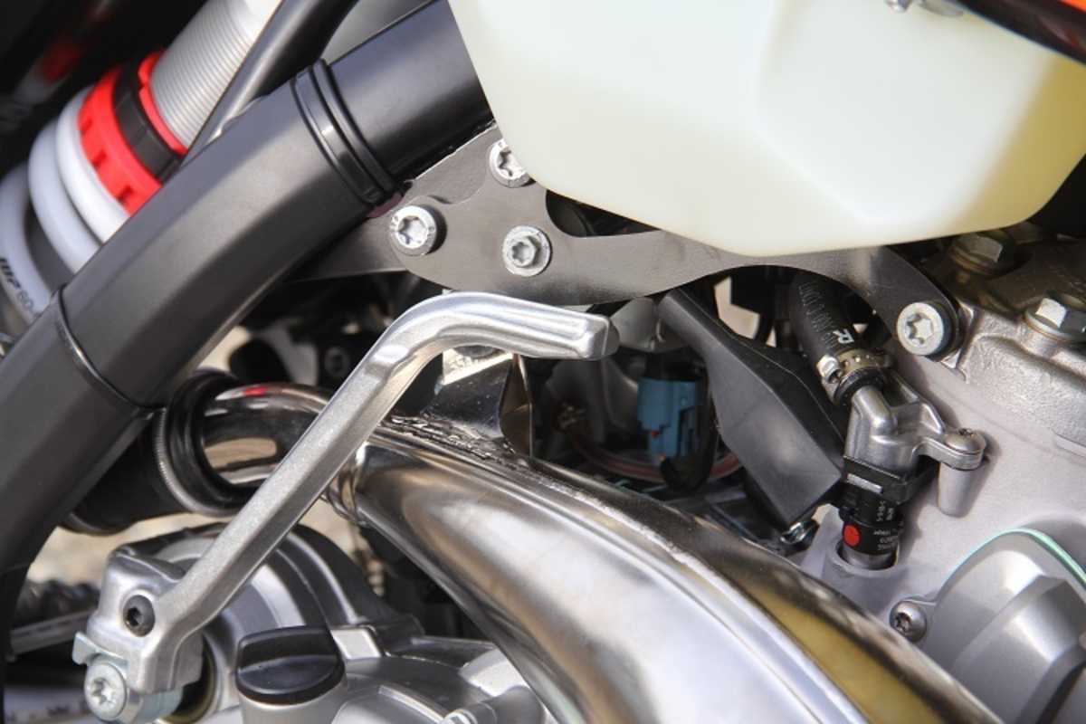 Die Einspritzdüse am Zylinder zerstäubt den Kraftstoff in den Luftstrom des Überströmkanals