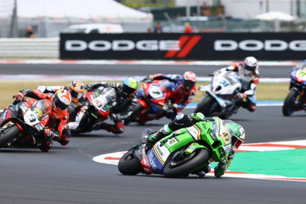 Axel Bassani führt das Feld an