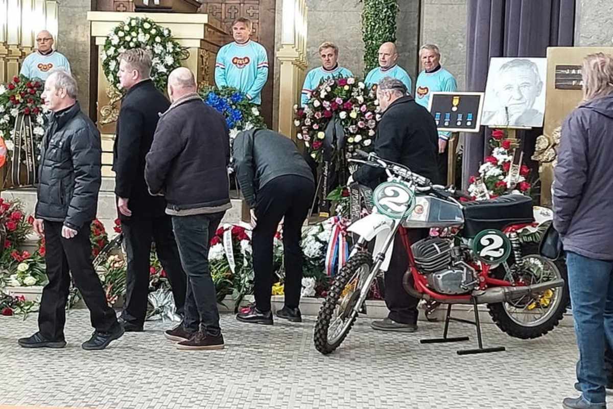 Eine CZ, wie sie Falta in der WM bewegte, war vor dem Sarg aufgestellt