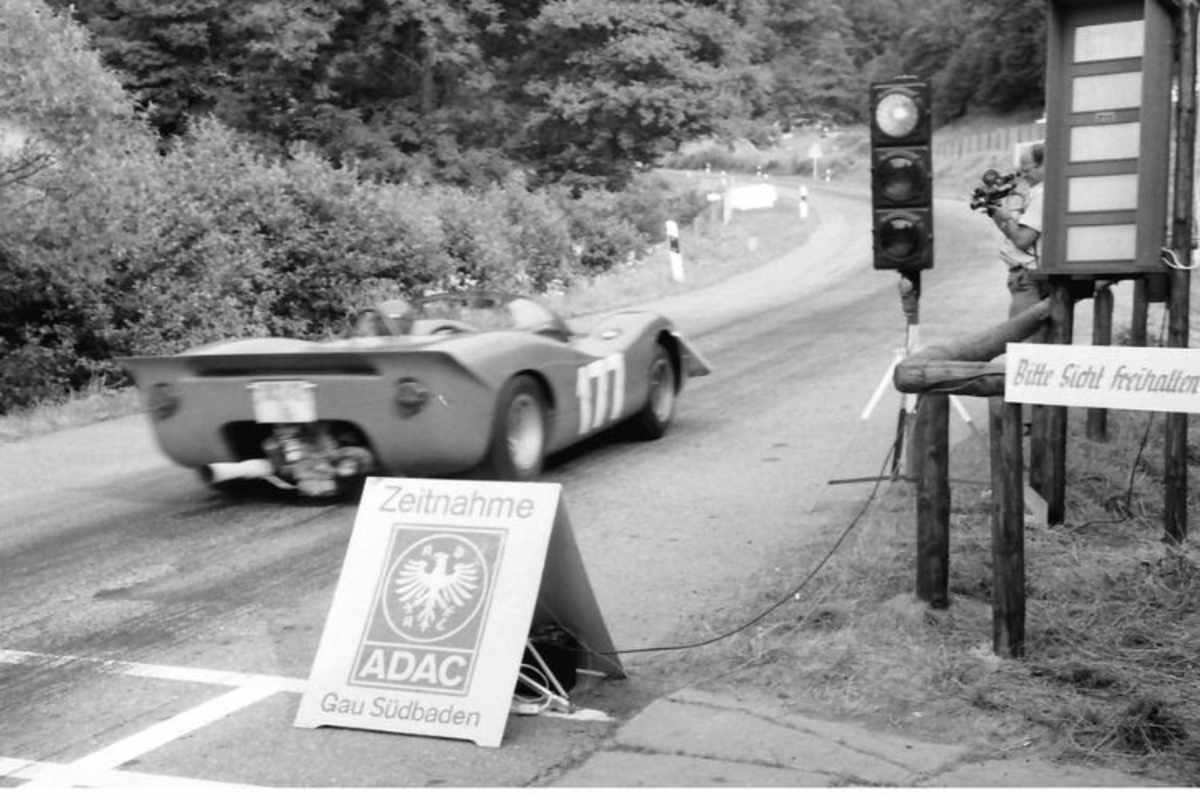 Abfahrt im Abarth-Protoyp: Das Zeitnahmeteam des Schwäbischen Automobilclubs Schwenningen forderte für ihre Arbeit freie Sicht