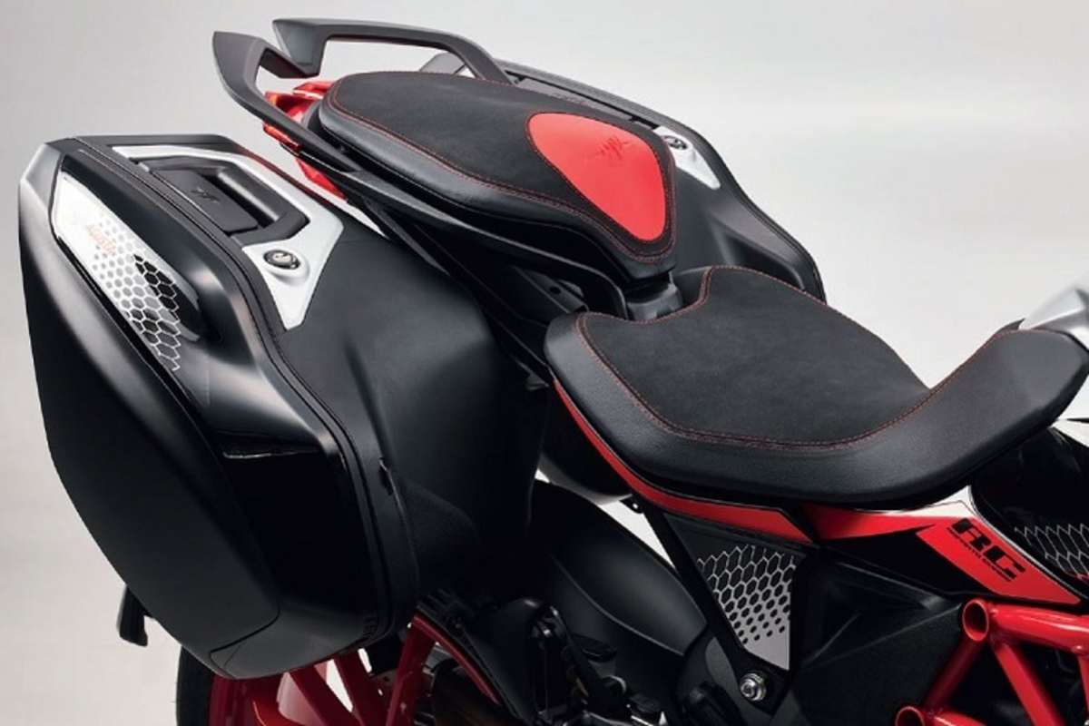 Sportmaschinen Hersteller MV machts vor: Zwei gleichgrosse Koffer, angebaut schmaler als der Lenker