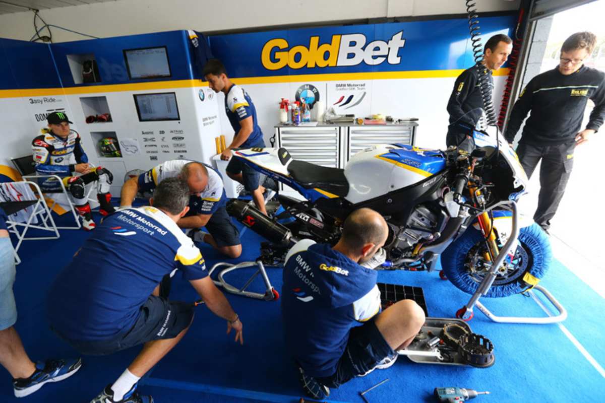 BMW engagiert sich in der Superbike-WM werksseitig