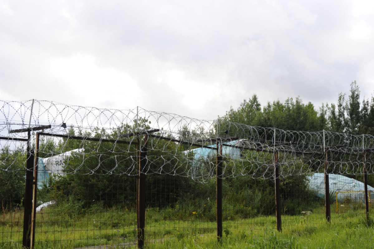 Abgestürztes Flugzeug am Flughafen