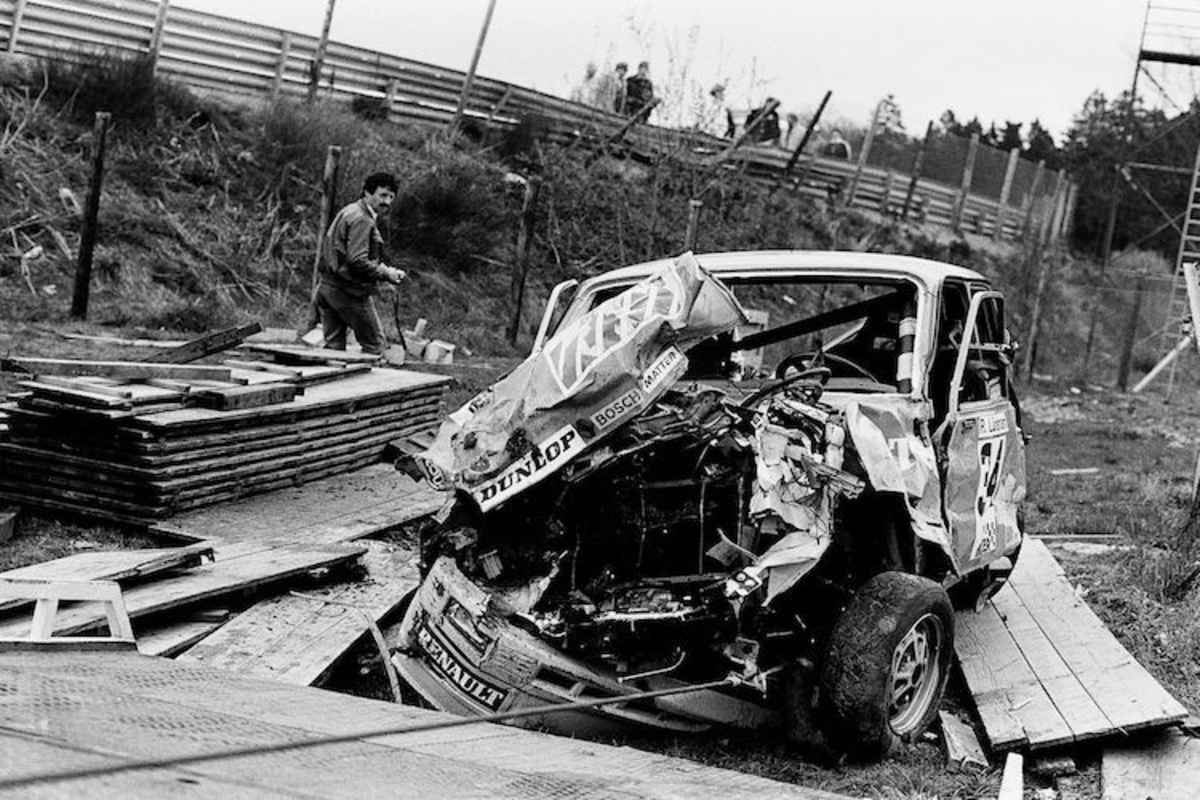 Beim Flug ins Fahrerlager wird der R5 völlig zertrümmert, oben sieht man noch die Absturzstelle