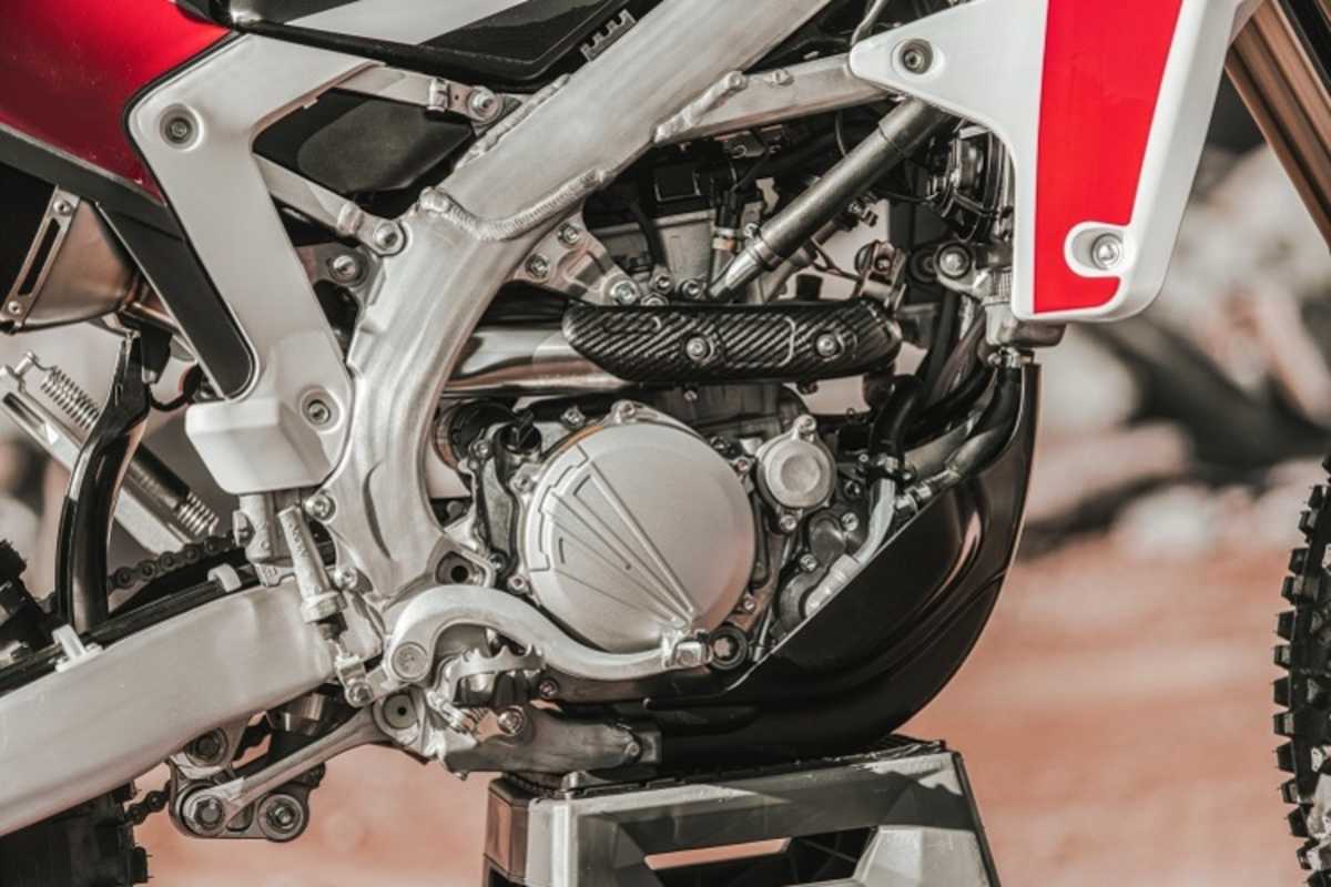 Der Viertakt-Motor ist für den Endurosport abgestimmt und hat sechs Gänge