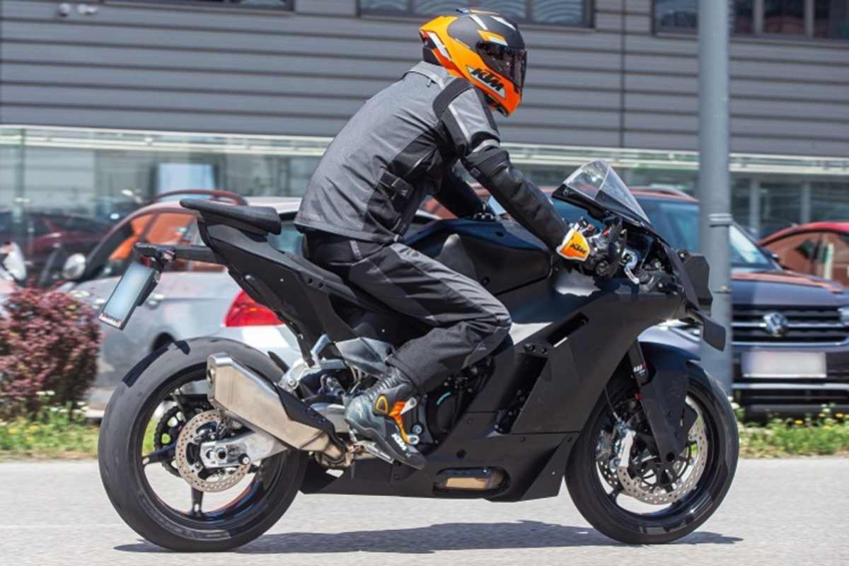 Die Schlitze in der Verkleidung sind klar anders positionierrt als am Trackday-Motorrad Krämer RC8c