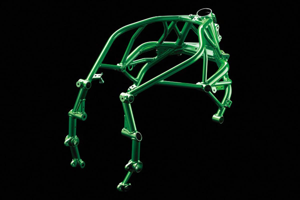 Mit einem wuchtigen Aluchassis wäre die grosse Hitzeentwicklung des Motors problematisch – Kawasaki baute darum ein filigranes Gitterrohrchassis aus Stahlrohr