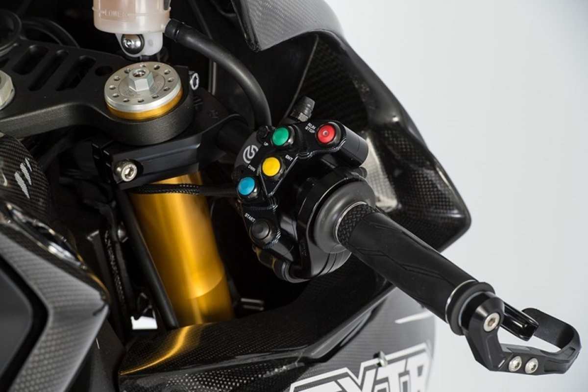 Der Racing-Kabelbaum beinhaltet auch angepasste Lenkerarmaturen für den Einsatz auf der Rennstrecke