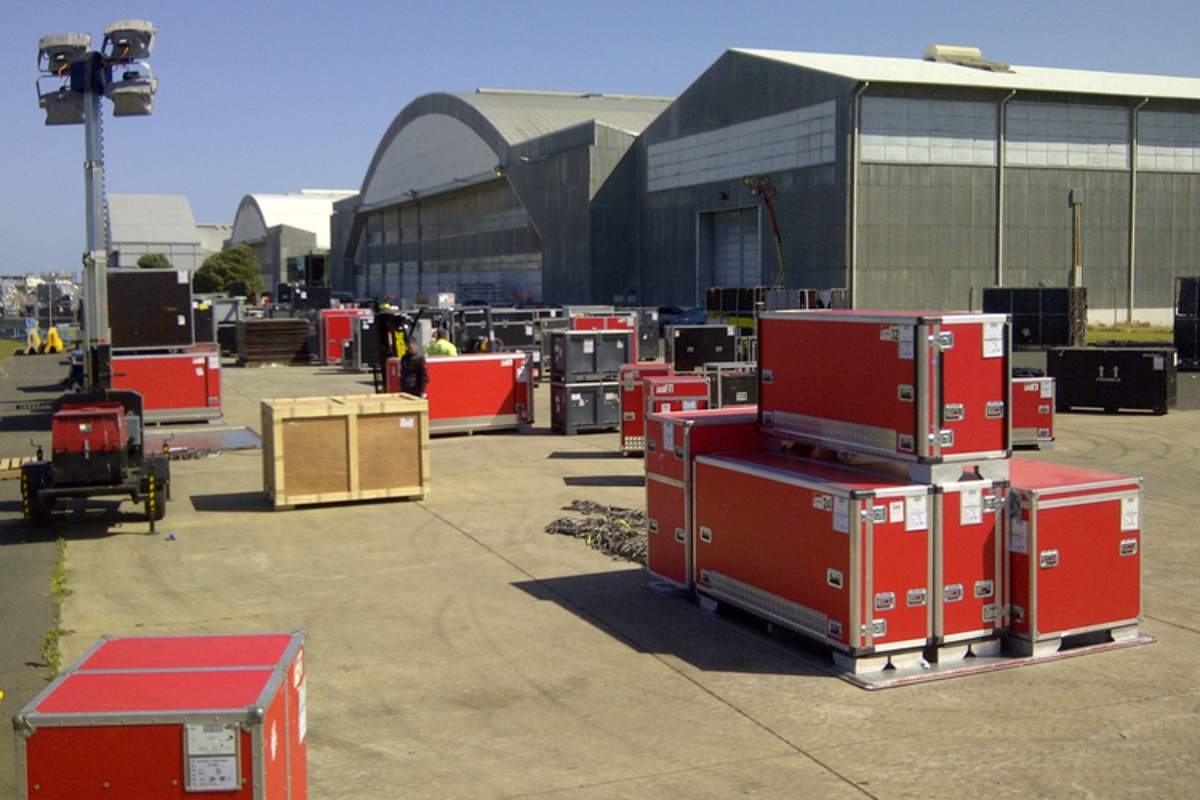 Dutzende Frachtkisten werden verladen