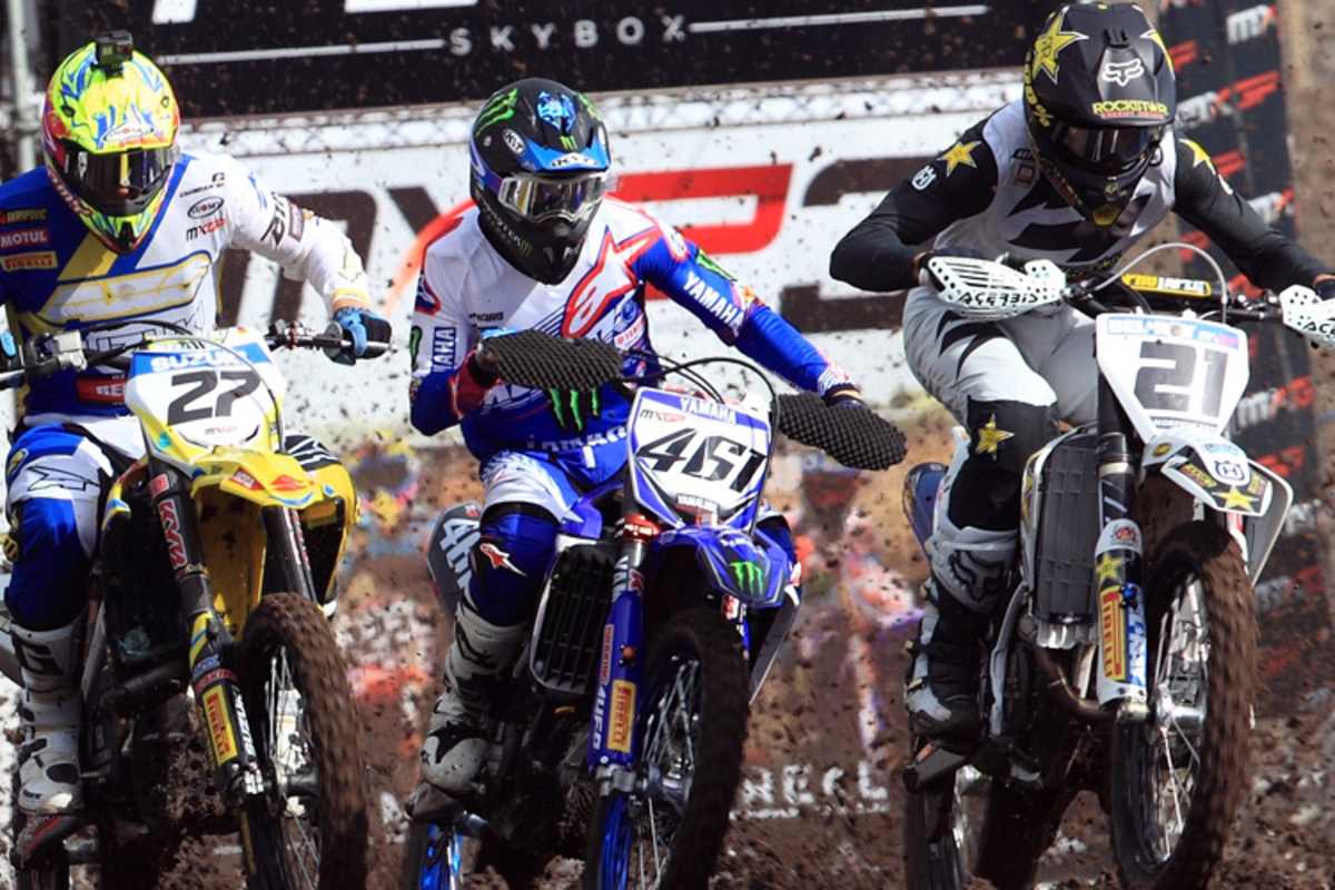 Gautier Paulin (#21), Romain Febvre (#461) und Arminas Jasikonis (#27) beim Start