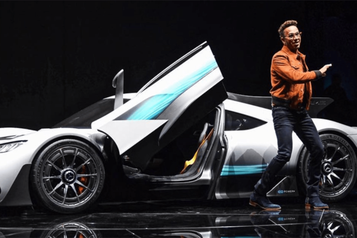 Lewis Hamilton bei der Präsentation auf der IAA