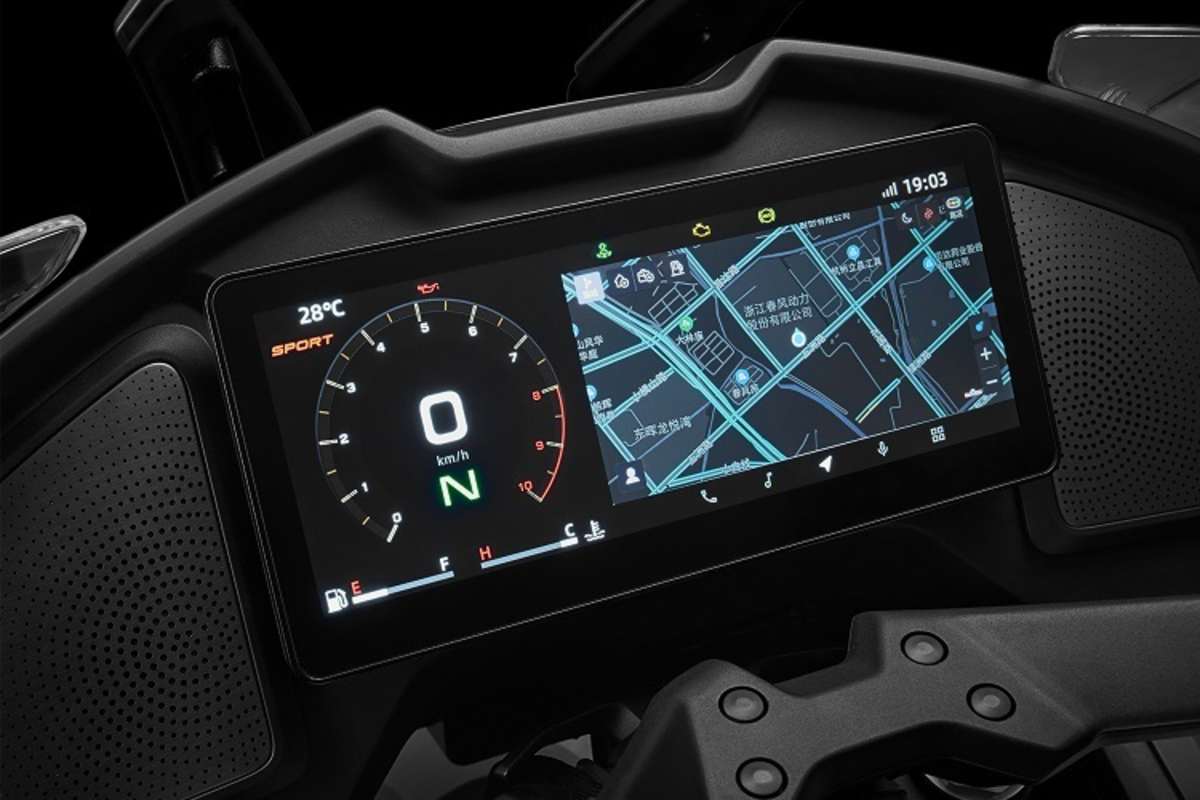 So muss das gemacht werden: Riesen-Display in der Verkleidung der CF Moto 1250TR-G