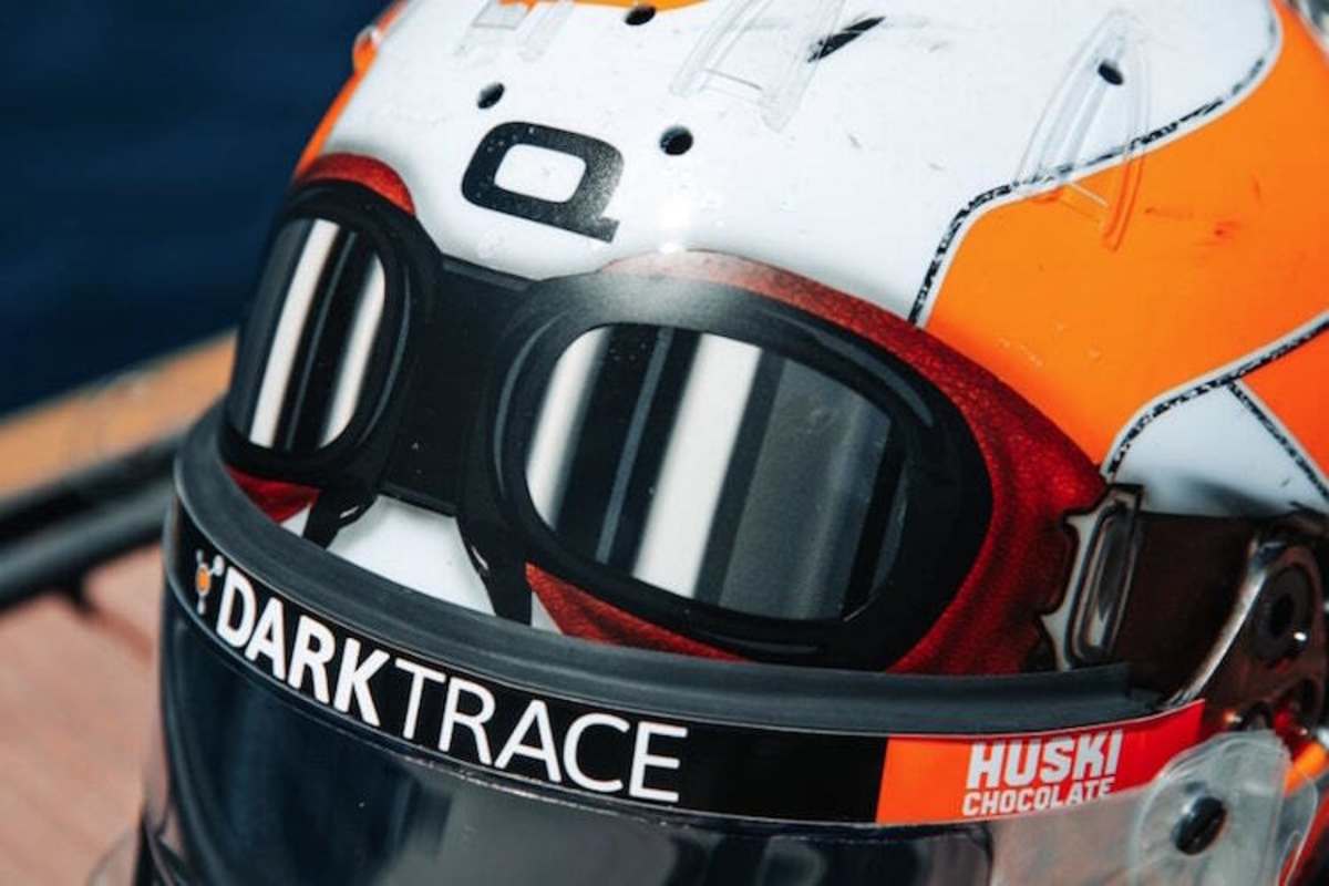 Retro-Stil mit aufgemalter Brille bei Lando Norris
