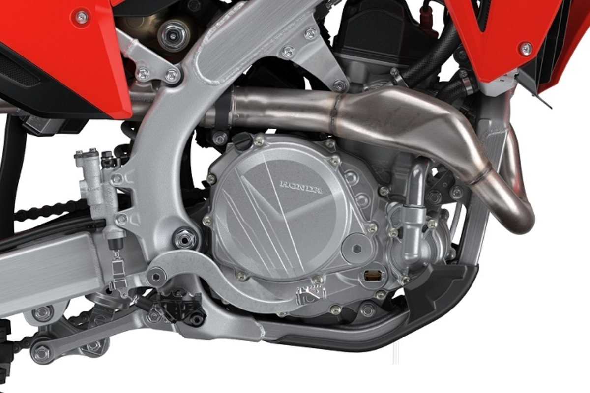 Enger am Motor geführter Krümmer für bessere Bewegungsfreiheit des Fahrers und weniger Leistungsverlust durch ein verbeultes Krümmerrohr 