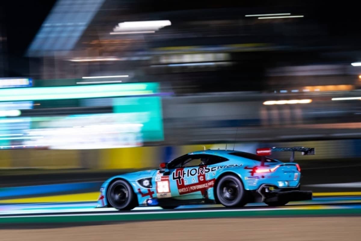 Der Aston Martin Vantage von TF Sport bei Dunkelheit