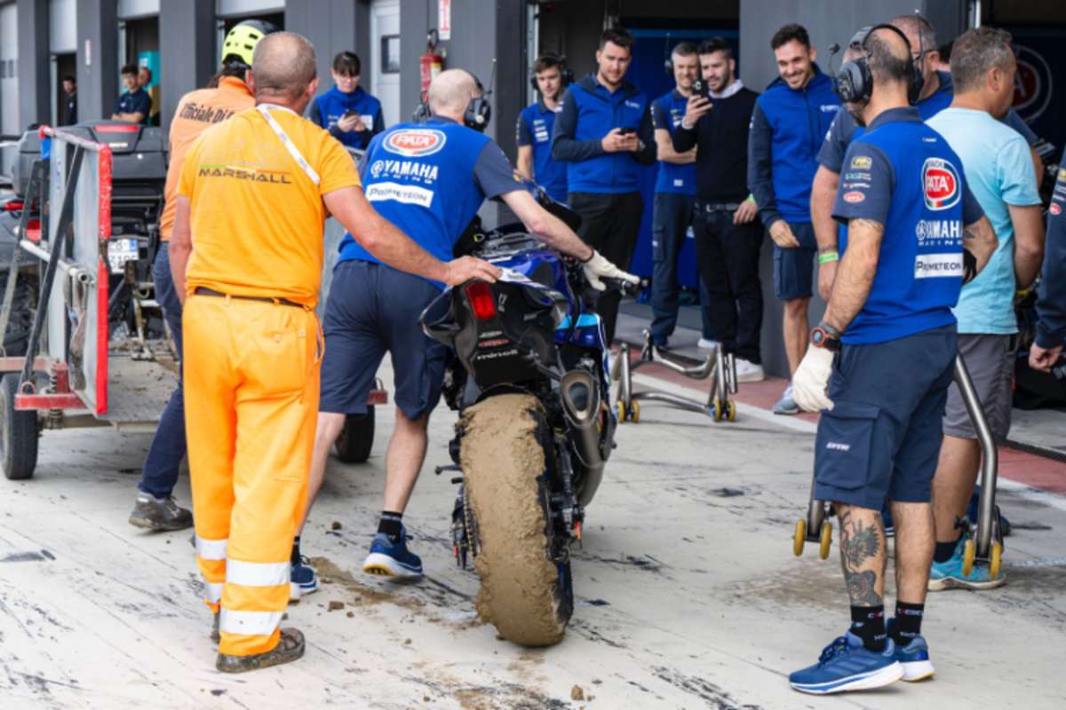 Die Wiesen neben der Strecke waren schlammig