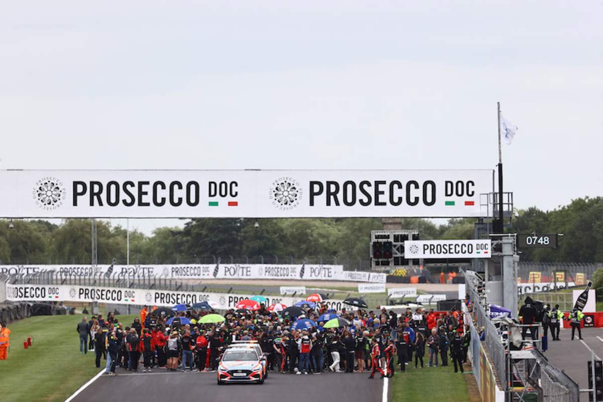 Willkommen zum Rennen in Donington Park