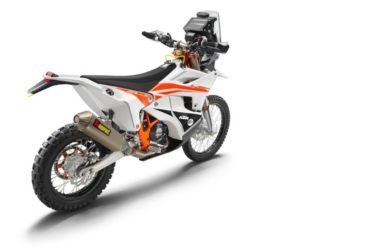 Fast so schlank wie eine Hard-Enduro dank Verteilung des Benzinvorrats auf drei getrennte Tanks