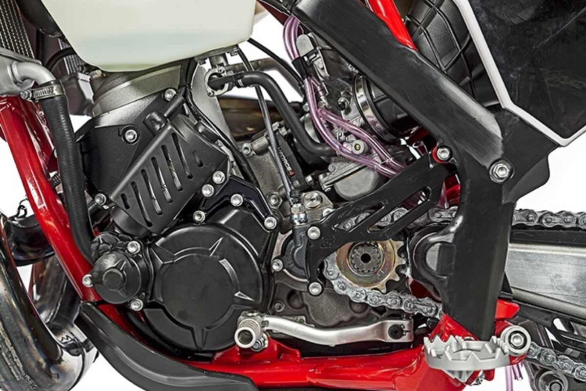 Der Motor basiert auf dem Vormodell - man sieht es am nachträglich angebauten Elektrostarter