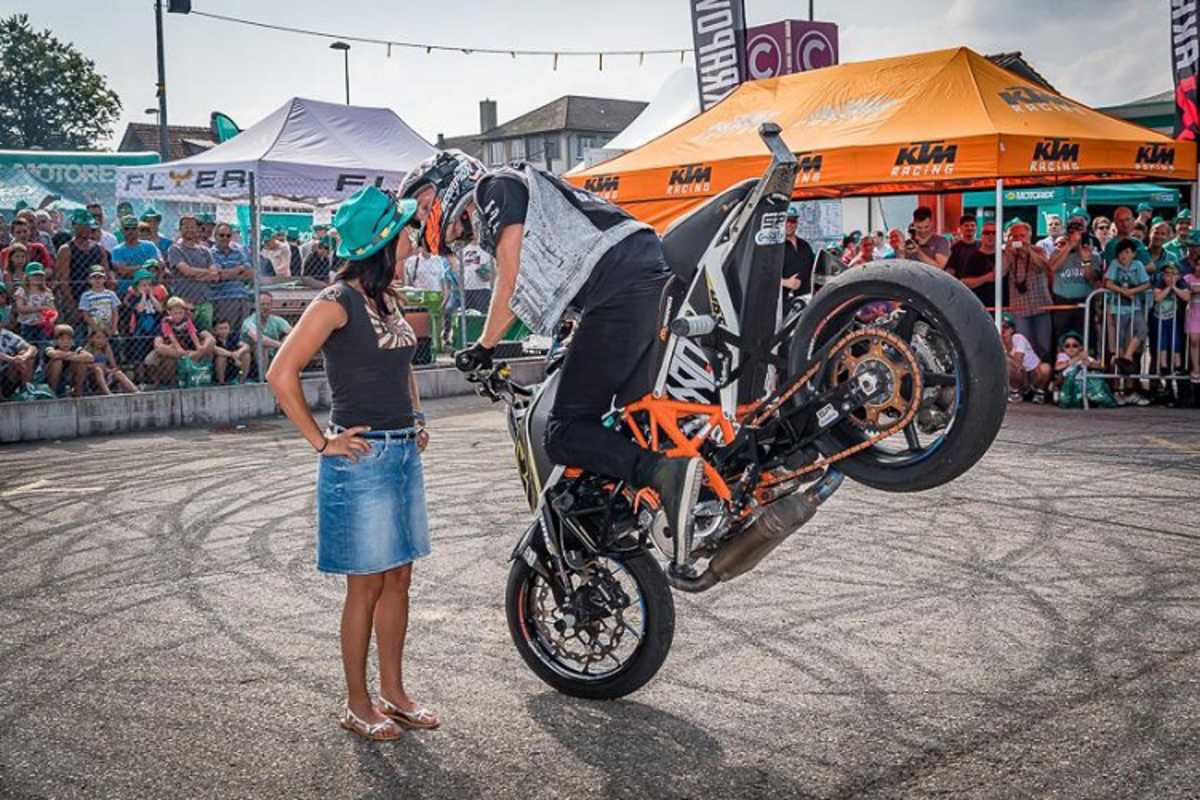 Rok Bagoros rockte mit seiner 690er KTM Langenthal und verteilte Küsschen an junge Ladies und Gummi auf den Asphalt