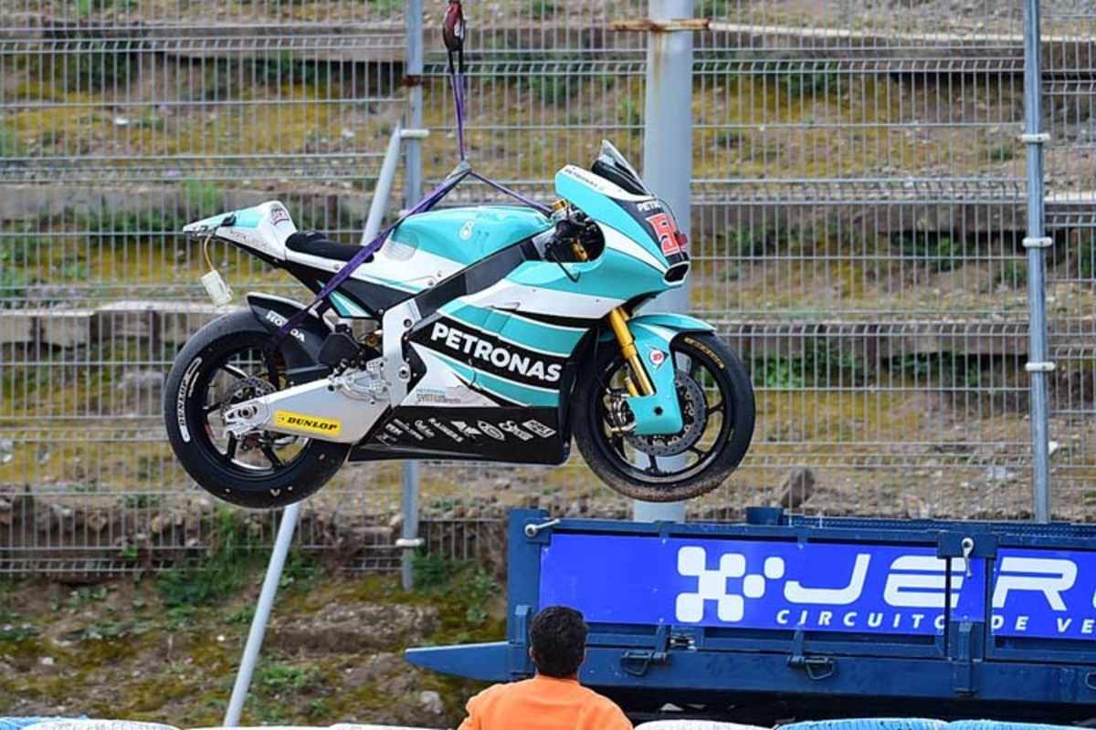 Hafizah Syahrin hat nach einen schweren Sturz glücklicherweise nur leichte Schmerzen am linken Knie