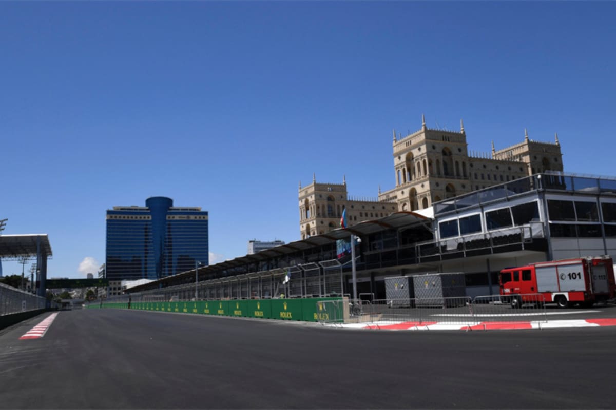 Vorne das Regierungsgebäude, hinten das Hilton-Hotel