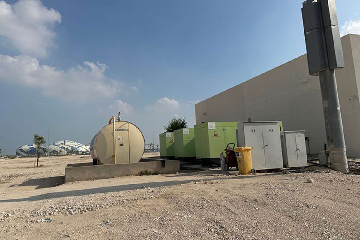 Insgesamt 50 dieser grünen 150-Kilowatt-Pramac-Generatoren sind rund um die Lusail-Piste verteilt