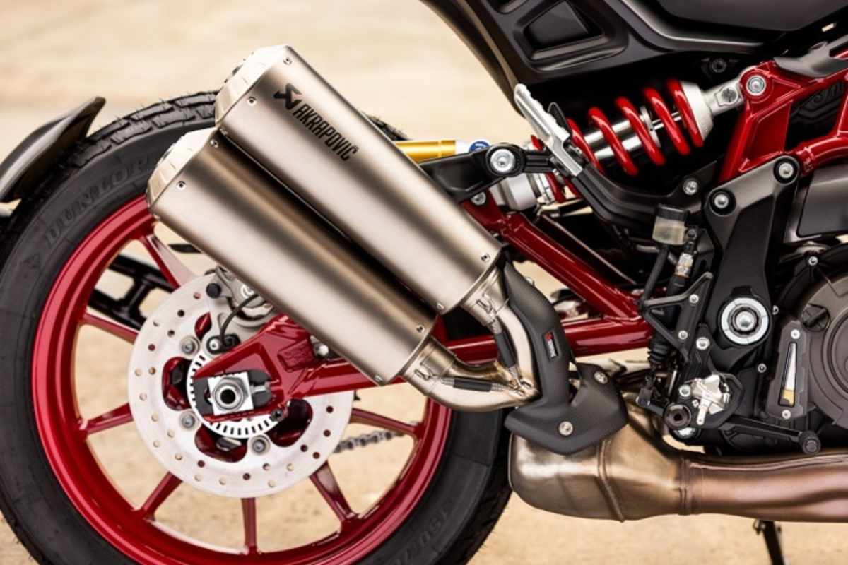Titan-Doppelrohr-Auspuff von Akrapovic