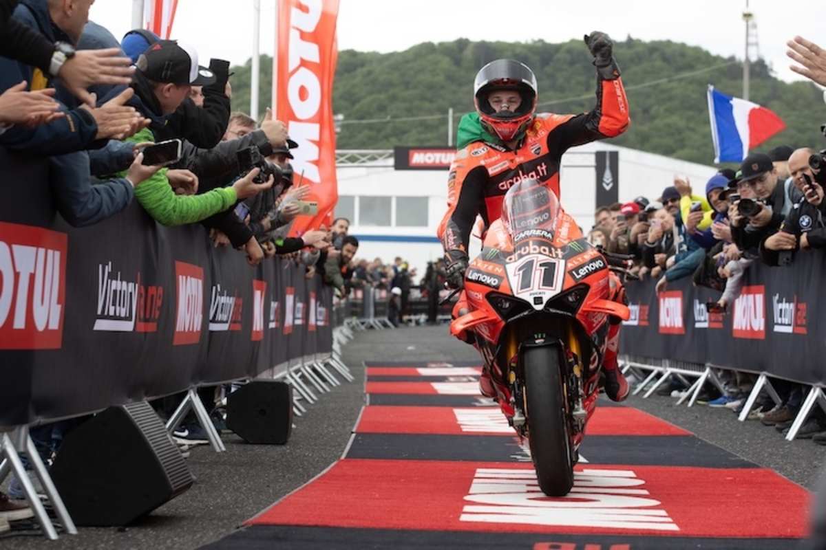 Nicolò Bulega gewinnt das Rennen