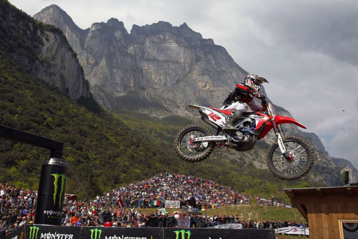 Max Nagl vor der imposanten Bergkulisse der Dolomiten 