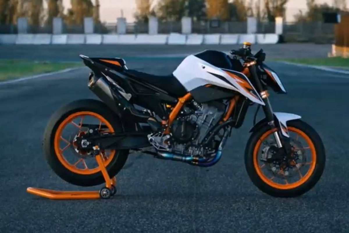 Die KTM 890 Duke R soll sowohl auf der Strasse wie auch auf der Rennstrecke mit Sportlichkeit und Präzision brillieren
