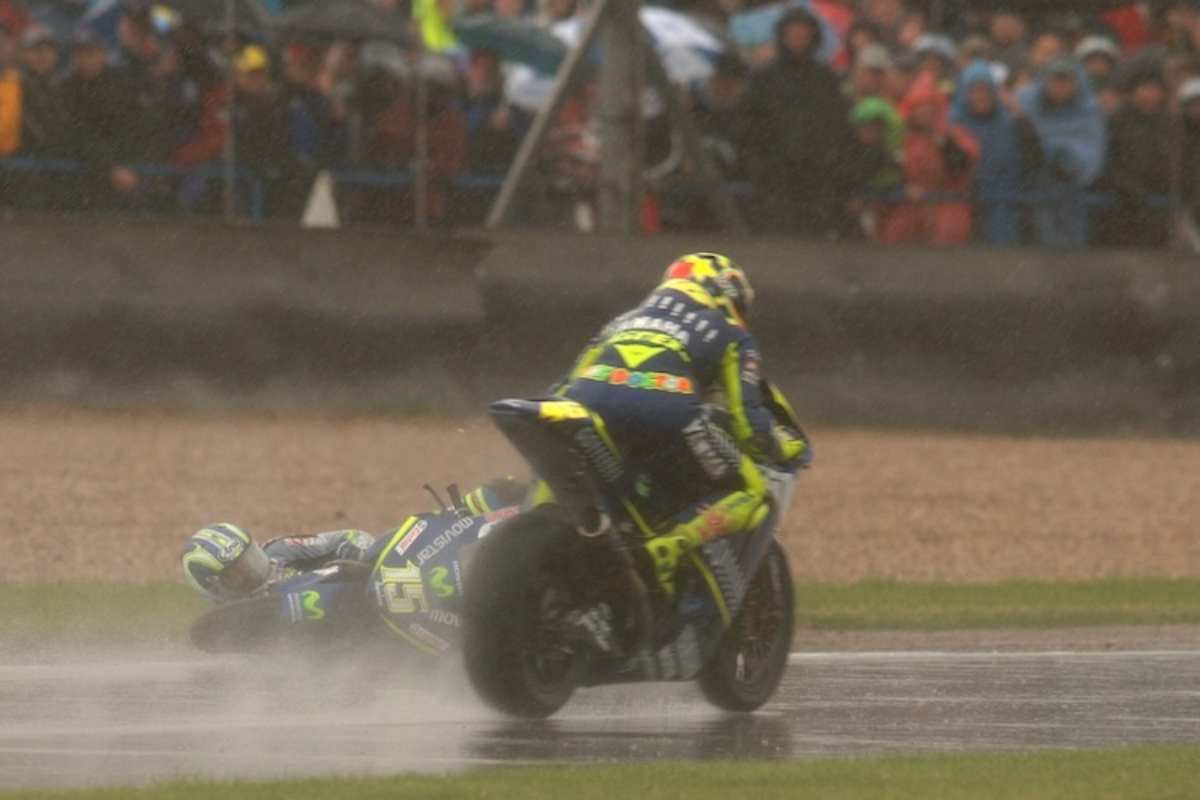 Rossi fährt am stürzenden Sete Gibernau vorbei