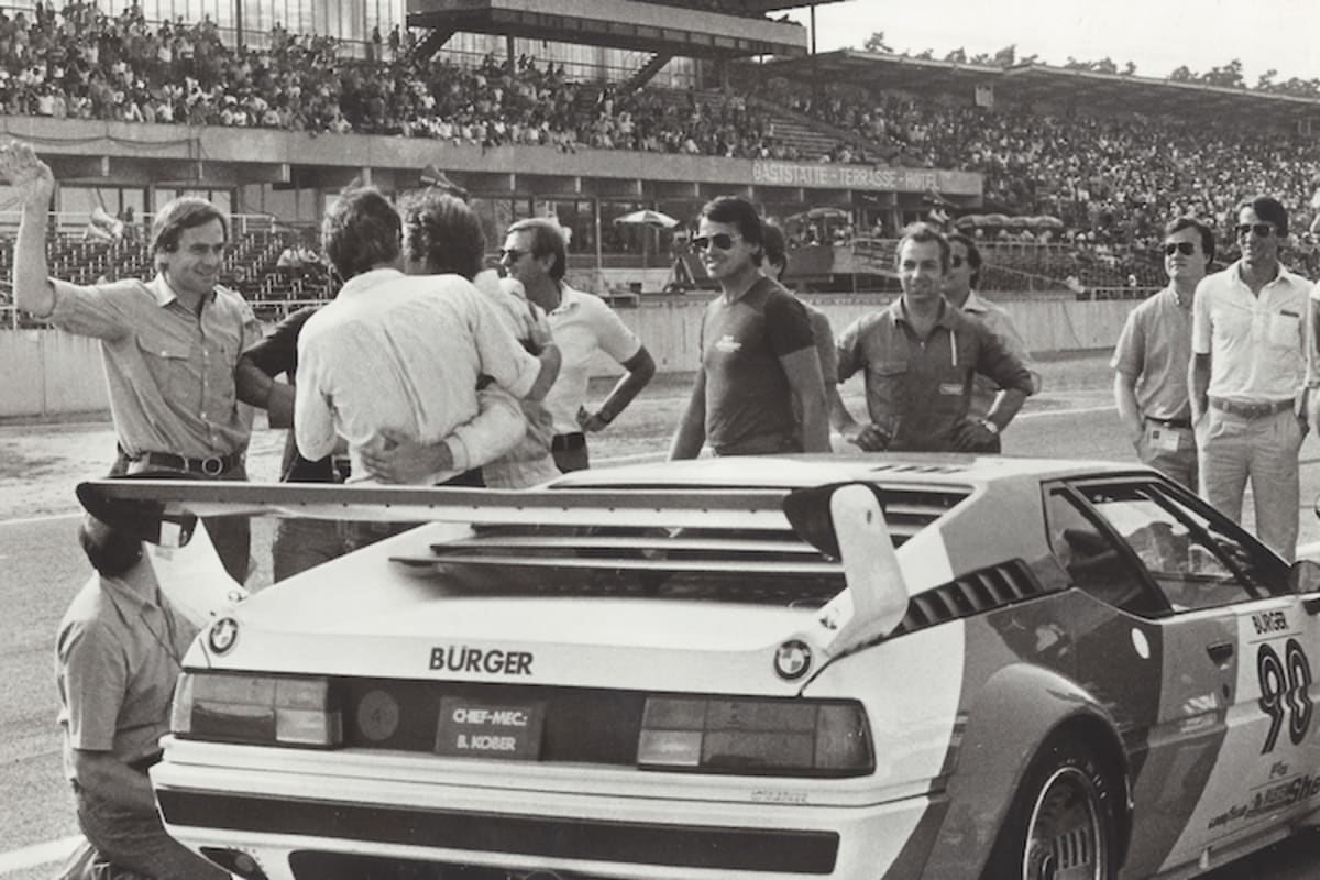 Freudiger Empfang nach wildem Rennen: BMW-Sportchef Jochen Neerpasch (links) und sein Assistent Dieter Stappert empfangen Bürger nach dessen Superleistung bei Start und Ziel besonders euphorisch