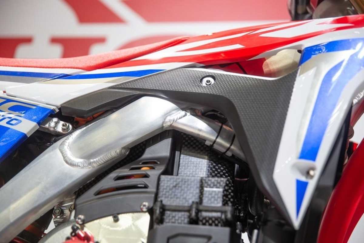 Der Alurahmen der Honda CR 250 konnte anscheinend ohne grössere Modifikationen übernommen werden